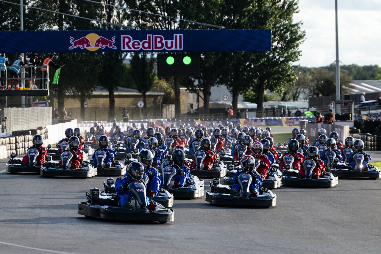 Max Verstappen穿梭密集車陣，在Red Bull《Max vs 100》中接連超越挑戰者。（Red Bull提供）